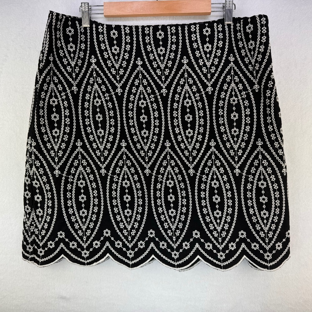 LOFT Lined Scalloped Skirt Sz 16T White embroidery on Black Side Zipper